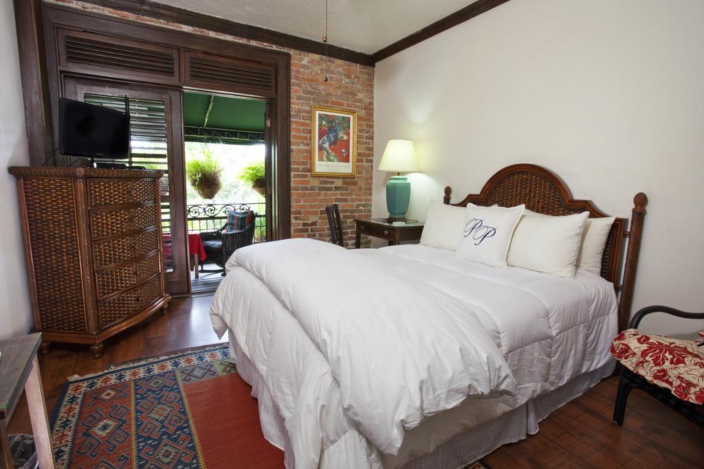 Queen Room with Balcony and Park View